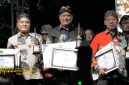 Pj Sekda Sumenep Sayhwan Effendi saat menghadiri Malam Anugerah Inovasi Daerah 2025 di area timur Taman Potre Koneng, Jumat (24/10/2025).