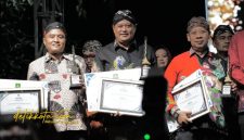Pj Sekda Sumenep Sayhwan Effendi saat menghadiri Malam Anugerah Inovasi Daerah 2025 di area timur Taman Potre Koneng, Jumat (24/10/2025).