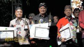 Pj Sekda Sumenep Sayhwan Effendi saat menghadiri Malam Anugerah Inovasi Daerah 2025 di area timur Taman Potre Koneng, Jumat (24/10/2025).