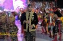 Bupati Sumenep Achmad Fauzi Wongsojudo memimpin prosesi Arya Wiraraja di depan Labang Mesem Keraton Sumenep, Sabtu (25/10/2025).