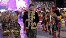 Bupati Sumenep Achmad Fauzi Wongsojudo memimpin prosesi Arya Wiraraja di depan Labang Mesem Keraton Sumenep, Sabtu (25/10/2025).