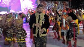 Bupati Sumenep Achmad Fauzi Wongsojudo memimpin prosesi Arya Wiraraja di depan Labang Mesem Keraton Sumenep, Sabtu (25/10/2025).