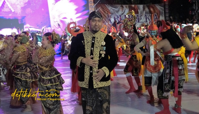 Bupati Sumenep Achmad Fauzi Wongsojudo memimpin prosesi Arya Wiraraja di depan Labang Mesem Keraton Sumenep, Sabtu (25/10/2025).