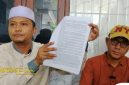 Kuasa hukum pemilik Bang Alief, Fajar Satria, memberikan keterangan pers terkait penggeledahan dan penyitaan aset oleh Polres Sumenep, Sabtu (25/10/2025).