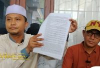 Kuasa hukum pemilik Bang Alief, Fajar Satria, memberikan keterangan pers terkait penggeledahan dan penyitaan aset oleh Polres Sumenep, Sabtu (25/10/2025).