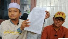 Kuasa hukum pemilik Bang Alief, Fajar Satria, memberikan keterangan pers terkait penggeledahan dan penyitaan aset oleh Polres Sumenep, Sabtu (25/10/2025).