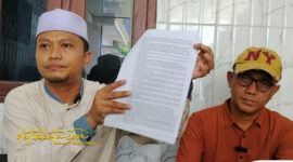 Kuasa hukum pemilik Bang Alief, Fajar Satria, memberikan keterangan pers terkait penggeledahan dan penyitaan aset oleh Polres Sumenep, Sabtu (25/10/2025).