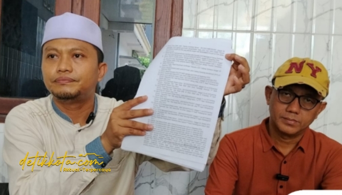Kuasa hukum pemilik Bang Alief, Fajar Satria, memberikan keterangan pers terkait penggeledahan dan penyitaan aset oleh Polres Sumenep, Sabtu (25/10/2025).