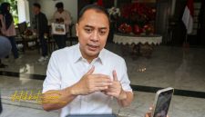 Wali Kota Surabaya Eri Cahyadi saat membahas agenda akhir tahun untuk meningkatkan kunjungan wisata di Kota Surabaya.