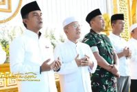 Bupati Bangkalan Lukman Hakim bersama Majelis Al Khidmah memimpin dzikir dan shalawat di Alun-alun Kota Bangkalan dalam rangka Hari Jadi Bangkalan ke-494.