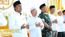 Bupati Bangkalan Lukman Hakim bersama Majelis Al Khidmah memimpin dzikir dan shalawat di Alun-alun Kota Bangkalan dalam rangka Hari Jadi Bangkalan ke-494.