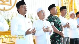 Bupati Bangkalan Lukman Hakim bersama Majelis Al Khidmah memimpin dzikir dan shalawat di Alun-alun Kota Bangkalan dalam rangka Hari Jadi Bangkalan ke-494.