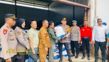 Kepala DKPP Sumenep Chainur Rasyid bersama Kapolres Sumenep AKBP Rivanda saat menyerahkan bibit jagung unggul kepada perwakilan kelompok tani di Kantor BPP Manding, Senin (27/10/2025).