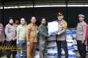 Kepala DKPP Sumenep Chainur Rasyid bersama Kapolres Sumenep AKBP Rivanda saat menyerahkan bibit jagung unggul kepada perwakilan kelompok tani di Kantor BPP Manding, Senin (27/10/2025).