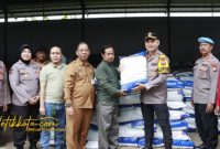 Kepala DKPP Sumenep Chainur Rasyid bersama Kapolres Sumenep AKBP Rivanda saat menyerahkan bibit jagung unggul kepada perwakilan kelompok tani di Kantor BPP Manding, Senin (27/10/2025).