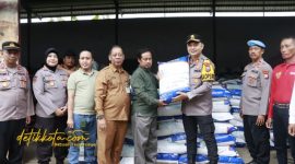 Kepala DKPP Sumenep Chainur Rasyid bersama Kapolres Sumenep AKBP Rivanda saat menyerahkan bibit jagung unggul kepada perwakilan kelompok tani di Kantor BPP Manding, Senin (27/10/2025).