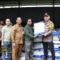 Kepala DKPP Sumenep Chainur Rasyid bersama Kapolres Sumenep AKBP Rivanda saat menyerahkan bibit jagung unggul kepada perwakilan kelompok tani di Kantor BPP Manding, Senin (27/10/2025).