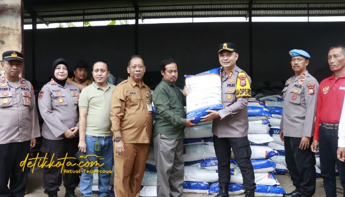 Kepala DKPP Sumenep Chainur Rasyid bersama Kapolres Sumenep AKBP Rivanda saat menyerahkan bibit jagung unggul kepada perwakilan kelompok tani di Kantor BPP Manding, Senin (27/10/2025).