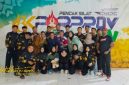 Manajer Tim Pencak Silat Purwakarta, Taufan Hidayatullah, bersama para atlet yang lolos ke Porprov Jawa Barat 2026 usai Babak Kualifikasi di GOR Tri Lomba Juang, Bandung, Jumat (25/10/2025).