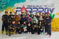Manajer Tim Pencak Silat Purwakarta, Taufan Hidayatullah, bersama para atlet yang lolos ke Porprov Jawa Barat 2026 usai Babak Kualifikasi di GOR Tri Lomba Juang, Bandung, Jumat (25/10/2025).