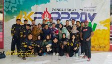 Manajer Tim Pencak Silat Purwakarta, Taufan Hidayatullah, bersama para atlet yang lolos ke Porprov Jawa Barat 2026 usai Babak Kualifikasi di GOR Tri Lomba Juang, Bandung, Jumat (25/10/2025).