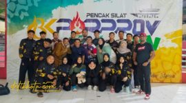 Manajer Tim Pencak Silat Purwakarta, Taufan Hidayatullah, bersama para atlet yang lolos ke Porprov Jawa Barat 2026 usai Babak Kualifikasi di GOR Tri Lomba Juang, Bandung, Jumat (25/10/2025).