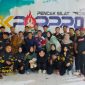 Manajer Tim Pencak Silat Purwakarta, Taufan Hidayatullah, bersama para atlet yang lolos ke Porprov Jawa Barat 2026 usai Babak Kualifikasi di GOR Tri Lomba Juang, Bandung, Jumat (25/10/2025).