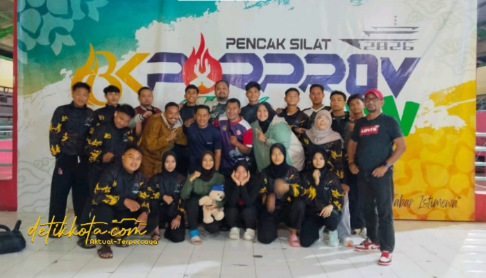 Manajer Tim Pencak Silat Purwakarta, Taufan Hidayatullah, bersama para atlet yang lolos ke Porprov Jawa Barat 2026 usai Babak Kualifikasi di GOR Tri Lomba Juang, Bandung, Jumat (25/10/2025).