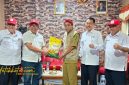 Ketua Bidang Pengaduan Bencana PMI Jawa Timur, Edi Indrayana, menyerahkan bantuan secara simbolis kepada Ketua PMI Sumenep, Edi Rasiyadi, di Markas PMI Kabupaten Sumenep, Senin (27/10/2025).