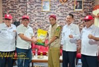 Ketua Bidang Pengaduan Bencana PMI Jawa Timur, Edi Indrayana, menyerahkan bantuan secara simbolis kepada Ketua PMI Sumenep, Edi Rasiyadi, di Markas PMI Kabupaten Sumenep, Senin (27/10/2025).