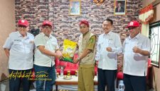 Ketua Bidang Pengaduan Bencana PMI Jawa Timur, Edi Indrayana, menyerahkan bantuan secara simbolis kepada Ketua PMI Sumenep, Edi Rasiyadi, di Markas PMI Kabupaten Sumenep, Senin (27/10/2025).