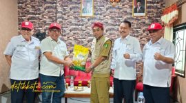 Ketua Bidang Pengaduan Bencana PMI Jawa Timur, Edi Indrayana, menyerahkan bantuan secara simbolis kepada Ketua PMI Sumenep, Edi Rasiyadi, di Markas PMI Kabupaten Sumenep, Senin (27/10/2025).