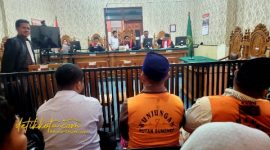 Suasana sidang perdana kasus dugaan pencemaran nama baik dengan terdakwa berinisial S di Pengadilan Negeri Sumenep, Senin (27/10/2025).