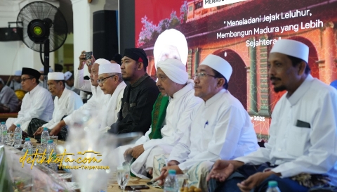 Bupati Sumenep Achmad Fauzi Wongsojudo saat menghadiri Haul Raja-Raja se-Madura di Pendopo Agung Keraton Sumenep, Senin (27/10/2025).