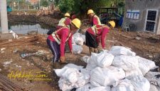 Petugas BPBD Surabaya melakukan simulasi penanganan pohon tumbang dan genangan air di beberapa titik kota, Minggu (26/10/2025).