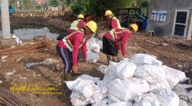 Petugas BPBD Surabaya melakukan simulasi penanganan pohon tumbang dan genangan air di beberapa titik kota, Minggu (26/10/2025).