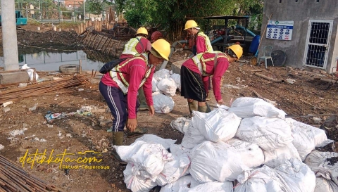 Petugas BPBD Surabaya melakukan simulasi penanganan pohon tumbang dan genangan air di beberapa titik kota, Minggu (26/10/2025).