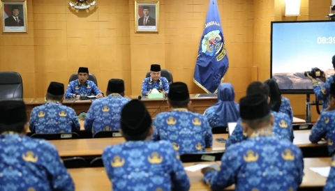 Bupati Bangkalan Lukman Hakim memimpin Rakor Rekapitulasi Target dan Realisasi PAD di ruang rapat Pemkab Bangkalan, didampingi Wabup Moch. Fauzan Ja’far.