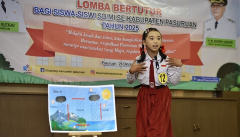 Peserta Lomba Bertutur tingkat SD tampil membawakan cerita rakyat dalam kegiatan yang digelar Dinas Perpustakaan dan Kearsipan Kabupaten Pasuruan.