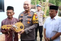 Kapolres Sumenep AKBP Rivanda, S.I.K. menyerahkan kunci rumah layak huni kepada Hosen, warga Desa Gunung Kembar, Kecamatan Manding.