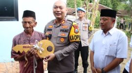 Kapolres Sumenep AKBP Rivanda, S.I.K. menyerahkan kunci rumah layak huni kepada Hosen, warga Desa Gunung Kembar, Kecamatan Manding.