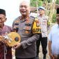 Kapolres Sumenep AKBP Rivanda, S.I.K. menyerahkan kunci rumah layak huni kepada Hosen, warga Desa Gunung Kembar, Kecamatan Manding.