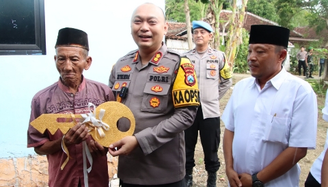 Kapolres Sumenep AKBP Rivanda, S.I.K. menyerahkan kunci rumah layak huni kepada Hosen, warga Desa Gunung Kembar, Kecamatan Manding.