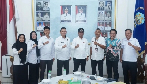 Bupati Bangkalan Lukman Hakim saat menerima kunjungan kerja perwakilan Kemenko Kumham Imipas di Pendopo Agung Bangkalan.