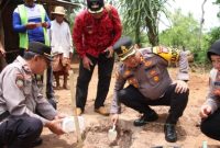 Kapolres Sumenep AKBP Rivanda, S.I.K., saat meletakkan batu pertama program Bedah Rumah milik warga Desa Juluk, Kecamatan Saronggi.