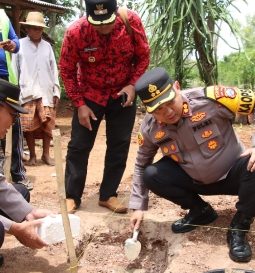 Kapolres Sumenep Laksanakan Peletakan Batu Pertama Program Bedah Rumah di Desa Juluk