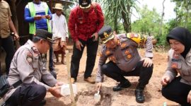Kapolres Sumenep AKBP Rivanda, S.I.K., saat meletakkan batu pertama program Bedah Rumah milik warga Desa Juluk, Kecamatan Saronggi.
