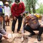 Kapolres Sumenep AKBP Rivanda, S.I.K., saat meletakkan batu pertama program Bedah Rumah milik warga Desa Juluk, Kecamatan Saronggi.