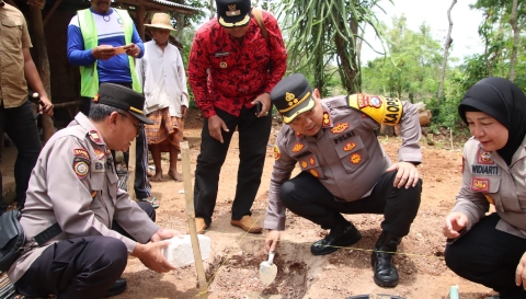 Kapolres Sumenep AKBP Rivanda, S.I.K., saat meletakkan batu pertama program Bedah Rumah milik warga Desa Juluk, Kecamatan Saronggi.