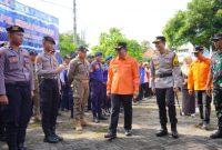 Wali Kota Probolinggo dr. Aminuddin memimpin Apel Kesiapsiagaan Bencana Hidrometeorologi bersama jajaran Forkopimda di halaman kantor BPBD Kota Probolinggo.